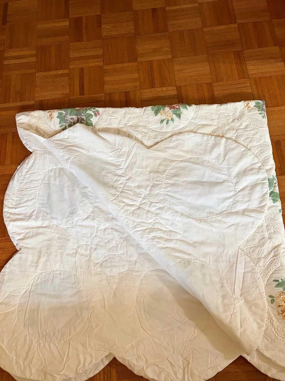 Vintage Cottagecore Floral Quilt Bedspread - Rose Medallions with Scalloped Edge